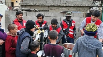 Türk Kızılay gönüllüsü ecnebi öğrenciler deprem sahasında iane çalışmalarına katılıyor