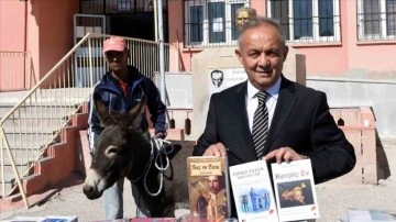 Türkiye'nin 'Eşekli Dostoyevski'si köyleri gezerek ufaklıklara kitap dağıttı