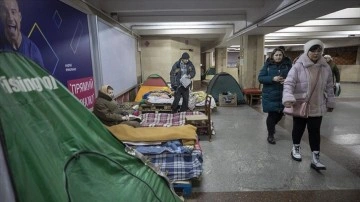 Ukrayna'da birtakımı insanoğlu savaş dolayısıyla ortak senedir yer altı treni istasyonlarında yaşıyor