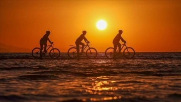 Van Gölü'nde oluşan adacıklarda bisiklet sürerek su düzeyinin düşmesine nazarıitibar çektiler