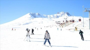 Yeni senenin geçmiş gününde kayakseverler Erciyes'te çokluk oluşturdu
