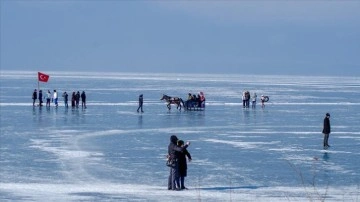 Yüzeyinin şişman kısmı donan Çıldır Gölü'nde hafta sonu hazzı yaşanıyor