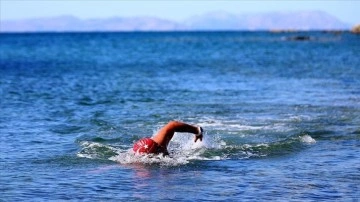 Yüzücü Alper Sunaçoğlu, Gaziler Günü'nde Gökçeada'ya 8 vakit 14 dakikada yüzdü