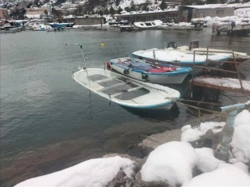 Zonguldak'ta koyu kardan 5 balıkçı teknesi battı